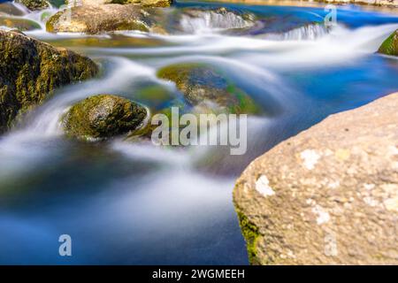 Die weiche Wirkung des Wassersturzes im felsigen Bach bei McLaren Falls Tauranga. Stockfoto