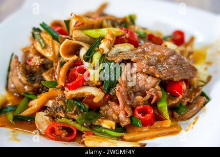 Ein Teller mit köstlichem und verführerischem Rindfleisch Stockfoto