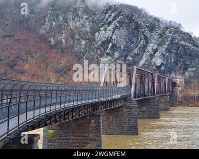 Eisenbahnbrücke und Zugtunnel über den Potomac River und durch die Appalachen in Harpers Ferry, WV, im Winter. Stockfoto