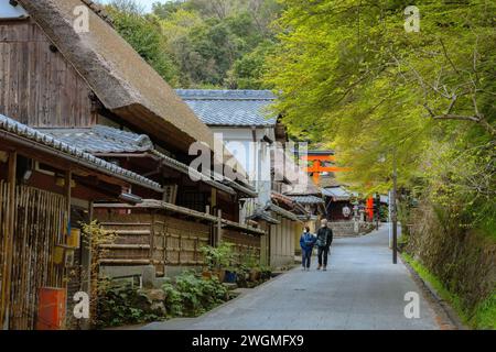 Kyoto, Japan - 6. April 2023: Atago Jinja-Schrein auf der Spitze des Mt. Atago nordwestlich von Kyoto ist es ein berühmter Ort, der von Gläubigen besucht wird Stockfoto