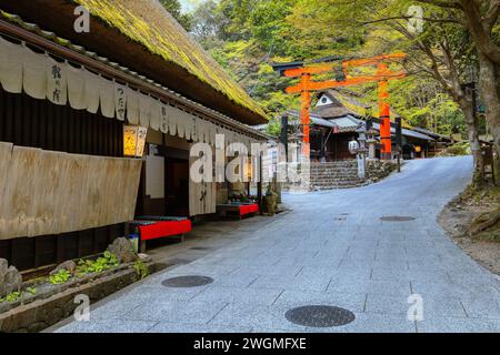 Kyoto, Japan - 6. April 2023: Atago Jinja-Schrein auf der Spitze des Mt. Atago nordwestlich von Kyoto ist es ein berühmter Ort, der von Gläubigen besucht wird Stockfoto