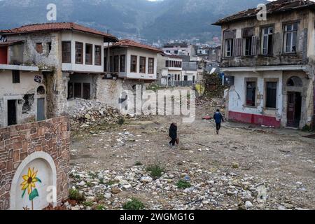 Hatay, Türkei. Februar 2024. Die Leute laufen durch die Ruinen. Am 6. Februar 2023 ereignete sich in der Südtürkei ein Erdbeben der Stärke 7,8, dem kurz nach Mittag ein weiteres Erdbeben der Stärke 7,5 folgte. Mehr als 50.000 Menschen kamen bei dem Erdbeben ums Leben, das in 11 Städten der Türkei große Zerstörungen angerichtet hat. Quelle: SOPA Images Limited/Alamy Live News Stockfoto