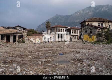 Hatay, Türkei. Februar 2024. Blick vom historischen Viertel Hatay. Am 6. Februar 2023 ereignete sich in der Südtürkei ein Erdbeben der Stärke 7,8, dem kurz nach Mittag ein weiteres Erdbeben der Stärke 7,5 folgte. Mehr als 50.000 Menschen kamen bei dem Erdbeben ums Leben, das in 11 Städten der Türkei große Zerstörungen angerichtet hat. Quelle: SOPA Images Limited/Alamy Live News Stockfoto