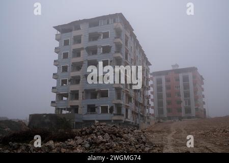 Hatay, Türkei. Februar 2024. Es gibt immer noch Gebäude, die darauf warten, abgerissen zu werden. Am 6. Februar 2023 ereignete sich in der Südtürkei ein Erdbeben der Stärke 7,8, dem kurz nach Mittag ein weiteres Erdbeben der Stärke 7,5 folgte. Mehr als 50.000 Menschen kamen bei dem Erdbeben ums Leben, das in 11 Städten der Türkei große Zerstörungen angerichtet hat. (Foto: Bilal Seckin/SOPA Images/SIPA USA) Credit: SIPA USA/Alamy Live News Stockfoto