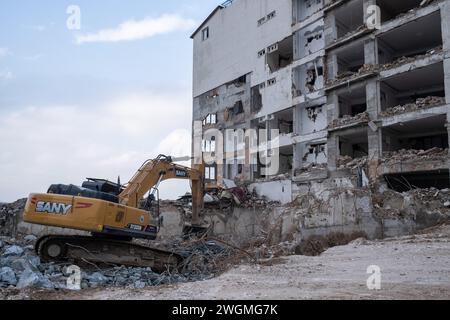 Hatay, Türkei. Februar 2024. Ein Jahr nach dem Erdbeben werden die Anstrengungen zur Beseitigung von Schutt fortgesetzt. Am 6. Februar 2023 ereignete sich in der Südtürkei ein Erdbeben der Stärke 7,8, dem kurz nach Mittag ein weiteres Erdbeben der Stärke 7,5 folgte. Mehr als 50.000 Menschen kamen bei dem Erdbeben ums Leben, das in 11 Städten der Türkei große Zerstörungen angerichtet hat. (Foto: Bilal Seckin/SOPA Images/SIPA USA) Credit: SIPA USA/Alamy Live News Stockfoto