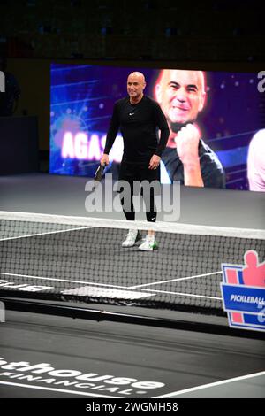 Hollywood, USA. Februar 2024. HOLLYWOOD, FLORIDA - 4. FEBRUAR 2024: Andre Agassi spielt während des Pickleball Slam 2 im Hard Rock Live, das am 4. Februar im Seminole Hard Rock Hotel and Casino in Hollywood, Florida stattfindet. (Foto: JL/SIPA USA) Credit: SIPA USA/Alamy Live News Stockfoto