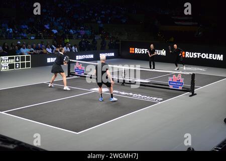 Hollywood, USA. Februar 2024. HOLLYWOOD, FLORIDA - 4. FEBRUAR: Maria Sharapova und John McEnroe gegen Steffi Graf und Andre Agassi spielen während des Pickleball Slam 2 im Hard Rock Live, das am 4. Februar 2024 im Seminole Hard Rock Hotel and Casino in Hollywood, Florida stattfindet. (Foto: JL/SIPA USA) Credit: SIPA USA/Alamy Live News Stockfoto