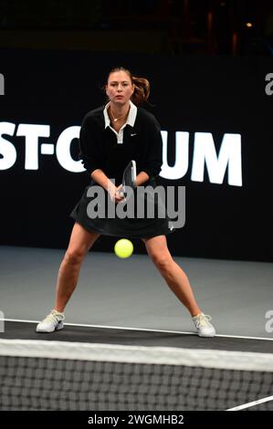 Hollywood, USA. Februar 2024. HOLLYWOOD, FLORIDA - 4. FEBRUAR 2024: Maria Sharapova spielt während des Pickleball Slam 2 im Hard Rock Live im Seminole Hard Rock Hotel and Casino. (Foto: JL/SIPA USA) Credit: SIPA USA/Alamy Live News Stockfoto