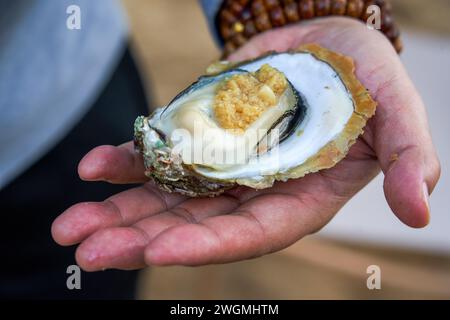 Süße und köstliche Knoblauchaustern vom Holzkohlegrill Stockfoto