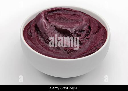 SCHÜSSEL ACAI CREAM AMAZONAS FRUCHT AUF ISOLIERTEM WEISSEM HINTERGRUND Stockfoto