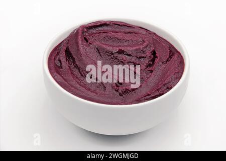 SCHÜSSEL ACAI CREAM AMAZONAS FRUCHT AUF ISOLIERTEM WEISSEM HINTERGRUND Stockfoto