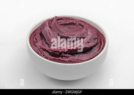 SCHÜSSEL ACAI CREAM AMAZONAS FRUCHT AUF ISOLIERTEM WEISSEM HINTERGRUND Stockfoto