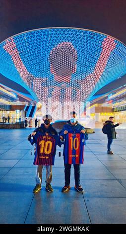 SHANGHAI, CHINA - 31. DEZEMBER 2022 - chinesische Fans feiern Lionel Messis Sieg für Argentinien bei der Katar-Weltmeisterschaft 2022 im Expo Valley-Riesen Stockfoto