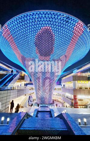 SHANGHAI, CHINA - 31. DEZEMBER 2022 - chinesische Fans feiern Lionel Messis Sieg für Argentinien bei der Katar-Weltmeisterschaft 2022 im Expo Valley-Riesen Stockfoto