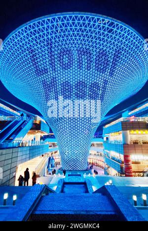 SHANGHAI, CHINA - 31. DEZEMBER 2022 - chinesische Fans feiern Lionel Messis Sieg für Argentinien bei der Katar-Weltmeisterschaft 2022 im Expo Valley-Riesen Stockfoto