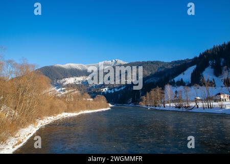 Landschaft mit dem Fluss Bistrita in Rumänien, der im Winter durch die Berge fließt Stockfoto