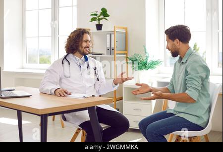 Freundlicher Arzt berät den Mann bei der Erhaltung der Gesundheit und gibt Ratschläge über die Behandlung. Stockfoto