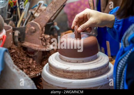 Ein Handwerker stellt Porzellan in einer traditionellen chinesischen Porzellanfabrik her Stockfoto