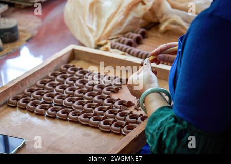 Ein Handwerker stellt Porzellan in einer traditionellen chinesischen Porzellanfabrik her Stockfoto