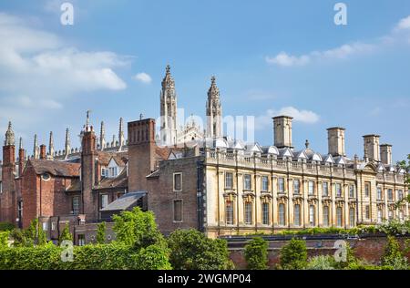 Der Blick auf den alten Hof der Clare über die hohe Seite des Flusses Cam, der King's College Chapel umrahmt. Cambridge. Cambridgeshire. Vereinigtes Königreich Stockfoto