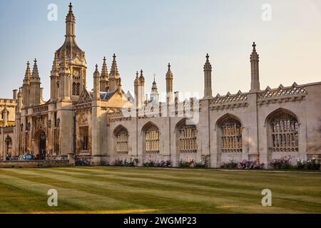 Torhaus mit der Porters' Lodge auf der Kings Parade aus Sicht des mit grünem Rasen bedeckten vorderen Hofes. Universität Cambridge. Vereinigtes Königreich Stockfoto