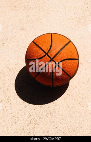 Benutzte Basketballball im Sommer auf Betonoberfläche des Außenplatzes Stockfoto