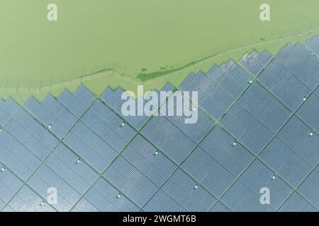 Solarpaneele am Dong Nai Fluss, Vietnam bei Sonnenuntergang Stockfoto