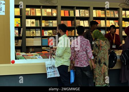 Dhaka, Wari, Bangladesch. Februar 2024. Die Besucher lesen Bücher auf der nationalen Buchmesse Ekushey Boi Mela in Dhaka. Jedes Jahr organisiert die „Bangla Academy“ die nationale Buchmesse im Gebiet der Dhaka University. Diese Buchmesse ist die größte in Bangladesch und findet den ganzen Monat Februar statt. Dhaka, Bangladesch, 6. Februar 2024. (Kreditbild: © Habibur Rahman/ZUMA Press Wire) NUR REDAKTIONELLE VERWENDUNG! Nicht für kommerzielle ZWECKE! Stockfoto