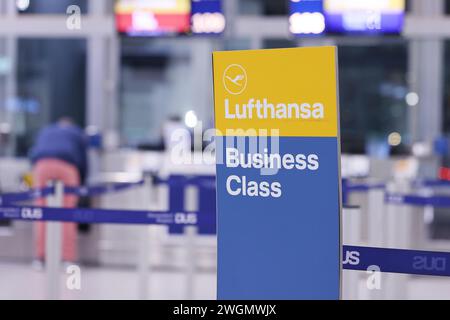 Düsseldorf, Deutschland. Februar 2024. Ein Schild mit der Aufschrift „Lufthansa Business Class“ steht im Lufthansa Check-in-Bereich am Flughafen Düsseldorf. Lufthansa und ihre Kunden stehen vor der nächsten Streikwelle mit zahlreichen Flugannullierungen und -Verspätungen. Am Mittwoch (7. Februar) hat die gewerkschaft Verdi Bodenpersonal mehrerer Lufthansa-Unternehmen, darunter auch technisches Personal, zu einem ganztägigen Warnstreik aufgerufen. Quelle: David Young/dpa/Alamy Live News Stockfoto