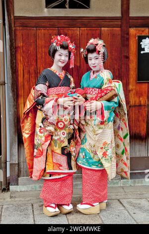 Zwei asiatische Frauen in Geisha- und Kimono-Outfits in Gion, Kyoto, Japan Stockfoto