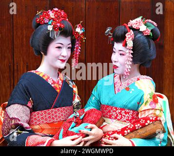 Zwei asiatische Frauen in Geisha- und Kimono-Outfits in Gion, Kyoto, Japan Stockfoto