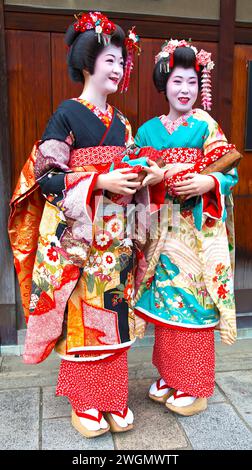 Zwei asiatische Frauen in Geisha- und Kimono-Outfits in Gion, Kyoto, Japan Stockfoto