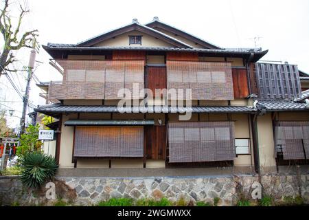 Traditionelle Holzhäuser oder Machiya im Stadtteil Gionmachi Minamigawa in Gion, in Kyoto, Japan. Stockfoto