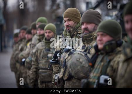 Ukrainisches Militär, Soldaten. Praesident Wolodymyr Selenskyj auf Truppenbesuch in der Region Dnipropetrovsk, Kirovohrad und Tscherkasy am 04.02.2024, Arbeitsreise des Präsidenten der Ukraine in die Regionen Dnipropetrovsk, Kirovsk und Tscherkasy Foto:das Präsidialbüro der Ukraine über *** ukrainisches Militär, Soldatenpräsident Wolodymyr Zelenskyi bei einem Truppenbesuch in der Dnipropetrovsk, Kirovohrad und Tscherkasy am 04 02 2024, Arbeitsreise des Präsidenten der Ukraine in die Regionen Dnipropetrovsk, Kirovohrad und Tscherkasy Foto das Präsidialbüro der Ukraine Via Stockfoto