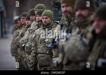 Ukrainisches Militär, Soldaten. Praesident Wolodymyr Selenskyj auf Truppenbesuch in der Region Dnipropetrovsk, Kirovohrad und Tscherkasy am 04.02.2024, Arbeitsreise des Präsidenten der Ukraine in die Regionen Dnipropetrovsk, Kirovsk und Tscherkasy Foto:das Präsidialbüro der Ukraine über *** ukrainisches Militär, Soldatenpräsident Wolodymyr Zelenskyi bei einem Truppenbesuch in der Dnipropetrovsk, Kirovohrad und Tscherkasy am 04 02 2024, Arbeitsreise des Präsidenten der Ukraine in die Regionen Dnipropetrovsk, Kirovohrad und Tscherkasy Foto das Präsidialbüro der Ukraine Via Stockfoto