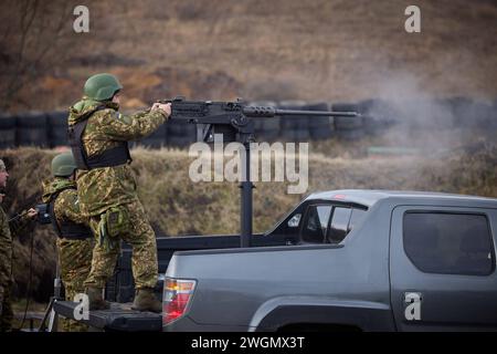 Ukrainisches Militär, Soldaten. Praesident Wolodymyr Selenskyj auf Truppenbesuch in der Region Dnipropetrovsk, Kirovohrad und Tscherkasy am 04.02.2024, Arbeitsreise des Präsidenten der Ukraine in die Regionen Dnipropetrovsk, Kirovsk und Tscherkasy Foto:das Präsidialbüro der Ukraine über *** ukrainisches Militär, Soldatenpräsident Wolodymyr Zelenskyi bei einem Truppenbesuch in der Dnipropetrovsk, Kirovohrad und Tscherkasy am 04 02 2024, Arbeitsreise des Präsidenten der Ukraine in die Regionen Dnipropetrovsk, Kirovohrad und Tscherkasy Foto das Präsidialbüro der Ukraine Via Stockfoto