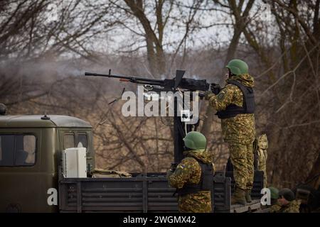 Ukrainisches Militär, Soldaten. Praesident Wolodymyr Selenskyj auf Truppenbesuch in der Region Dnipropetrovsk, Kirovohrad und Tscherkasy am 04.02.2024, Arbeitsreise des Präsidenten der Ukraine in die Regionen Dnipropetrovsk, Kirovsk und Tscherkasy Foto:das Präsidialbüro der Ukraine über *** ukrainisches Militär, Soldatenpräsident Wolodymyr Zelenskyi bei einem Truppenbesuch in der Dnipropetrovsk, Kirovohrad und Tscherkasy am 04 02 2024, Arbeitsreise des Präsidenten der Ukraine in die Regionen Dnipropetrovsk, Kirovohrad und Tscherkasy Foto das Präsidialbüro der Ukraine Via Stockfoto