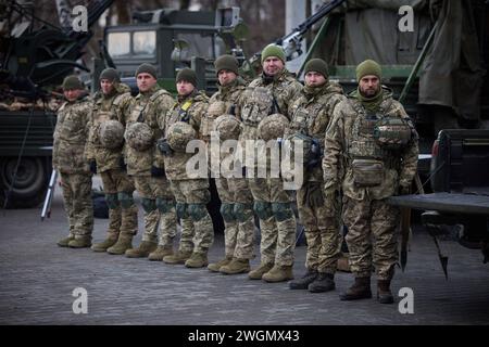 Ukrainisches Militär, Soldaten. Praesident Wolodymyr Selenskyj auf Truppenbesuch in der Region Dnipropetrovsk, Kirovohrad und Tscherkasy am 04.02.2024, Arbeitsreise des Präsidenten der Ukraine in die Regionen Dnipropetrovsk, Kirovsk und Tscherkasy Foto:das Präsidialbüro der Ukraine über *** ukrainisches Militär, Soldatenpräsident Wolodymyr Zelenskyi bei einem Truppenbesuch in der Dnipropetrovsk, Kirovohrad und Tscherkasy am 04 02 2024, Arbeitsreise des Präsidenten der Ukraine in die Regionen Dnipropetrovsk, Kirovohrad und Tscherkasy Foto das Präsidialbüro der Ukraine Via Stockfoto