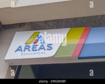 Bordeaux , Frankreich - 02 05 2024 : Bereiche Zusicherungen Versicherungstext Marke und Schild Logo Kette an Bürowand Ladengebäude Agenturgebäude Stockfoto