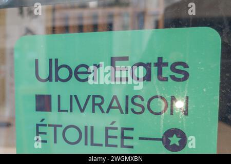 Bordeaux , Frankreich - 02 05 2024 : Uber Eats livraison etoilee Zeichen Logo und Markentext Sternlieferung auf Fenster Restaurant Firma Shop Lieferung Lebensmittel Stockfoto