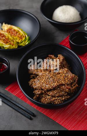 Rindfleisch Bulgogi mit Gemüse, Soße und Reispilaw Stockfoto