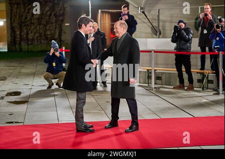 Bundeskanzler Olaf Scholz begrüßt den französischen Premierminister Gabriel Attal im Bundeskanzleramt mit militärischen Ehren bei seiner Ankunft in Berlin. / Bundeskanzler Olaf Scholz begrüßt den französischen Premierminister Gabriel Attal mit militärischen Auszeichnungen im Bundeskanzleramt bei seiner Ankunft in Berlin. Schnappschuss-Fotografie/F.Boillot *** Bundeskanzler Olaf Scholz begrüßt französischen Premierminister Gabriel Attal mit militärischen Auszeichnungen im Bundeskanzleramt bei seiner Ankunft in Berlin begrüßt Bundeskanzler Olaf Scholz den französischen Premierminister Gabriel Attal im Bundeskanzleramt mit Stockfoto