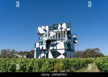 MCLAREN VALE, SA AUSTRALIEN - 22. November 2023: The Cube (d'Arenberg) , eine berühmte avantgardistische Weinkellerei und Kunstgalerie in McLaren Vale. Stockfoto