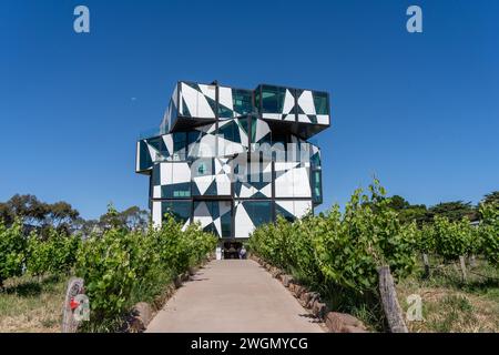 MCLAREN VALE, SA AUSTRALIEN - 22. November 2023: The Cube (d'Arenberg) , eine berühmte avantgardistische Weinkellerei und Kunstgalerie in McLaren Vale. Stockfoto