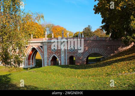 Wunderschöne Architektur von Gebäuden aus dem 18. Jahrhundert im Zaritsyno-Park. Landschaft am hellen Herbsttag. Die Brücke steht auf einer sonnigen Wiese Stockfoto
