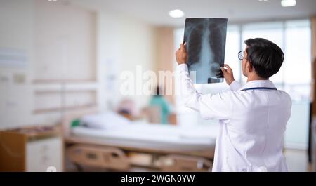 Arzt überprüft Röntgenaufnahme im Krankenhaus. Gesundheitswesen und Medizin Konzept Stockfoto