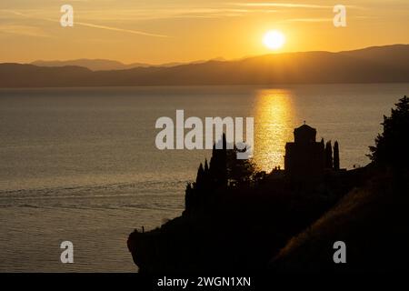 Die Kirche des Heiligen Johannes in Kaneo bei Sonnenuntergang am Ohridsee in Nordmazedonien. Mit wunderschönem Blick über das Wasser bis zu den Bergen in der Ferne. Stockfoto