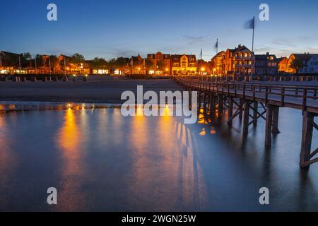 Küstenstadt mit Pier und Meer, Sonnenaufgang, Sommer, Wyk auf Föhr, Schleswig-Holstein, Deutschland, Europa Stockfoto