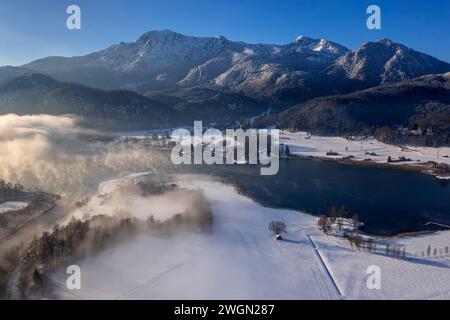 Luftaufnahme des Sees vor den Bergen, Winter, Schnee, Kochelsee, Oberbayern, Bayern, Deutschland, Europa Stockfoto