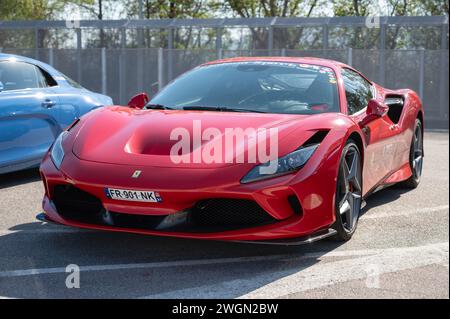 Vorderansicht des beeindruckenden roten italienischen Ferrari F8 Tributo Sportwagens Stockfoto